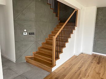 Nowoczesne drewniane schody dwubiegowe