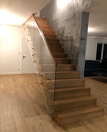 Efektowne nowoczesne schody, połączenie drewna i szkła.